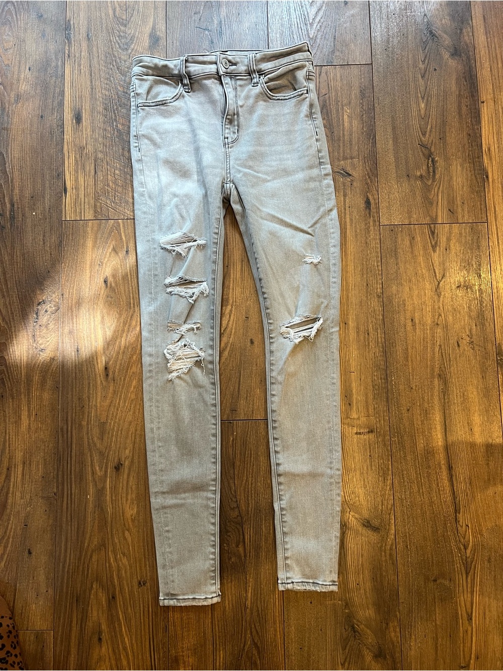 American Eagle Women’s Light Gray Ripped Skinny Jeans Size 2R